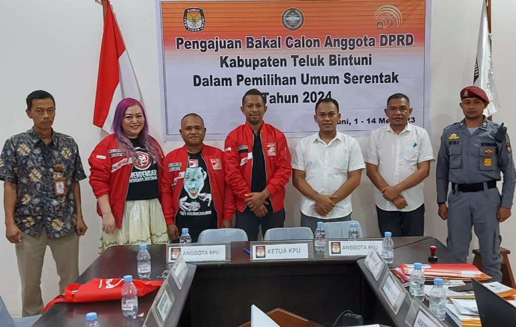 Daftarkan 20 Bacaleg Pilihan Ke KPUD PSI Teluk Bintuni Komitmen