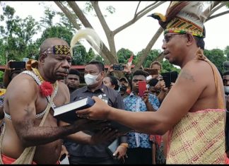 Tete Korano dan Hikayat Masuknya Agama Katolik di Dataran Teluk Bintuni