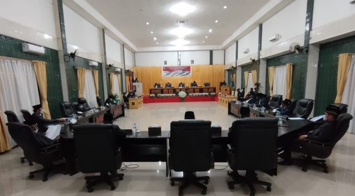 Selama 2 Jam Bupati Petrus Kasihiw Berdiri Bacakan LKPJ, 3 Anggota DPRD Bintuni Absen