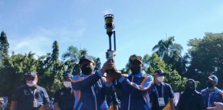 Ronny Wabia dan Ortiz Solossa Bawa Keliling Api Abadi PON XX Papua