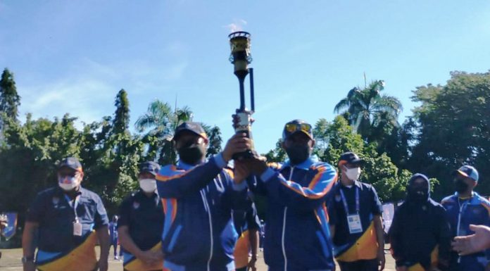 Ronny Wabia dan Ortiz Solossa Bawa Keliling Api Abadi PON XX Papua