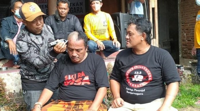 Bupati Banjarnegara Jadi Tersangka Korupsi, Warga Ramai-ramai Cukur Gundul