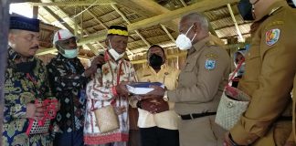 Gelar Tikar Adat di Mbima Wiri, Gubernur Mandacan Terima Dokumen Pemekaran Kokas