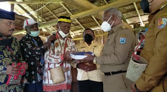 Gelar Tikar Adat di Mbima Wiri, Gubernur Mandacan Terima Dokumen Pemekaran Kokas