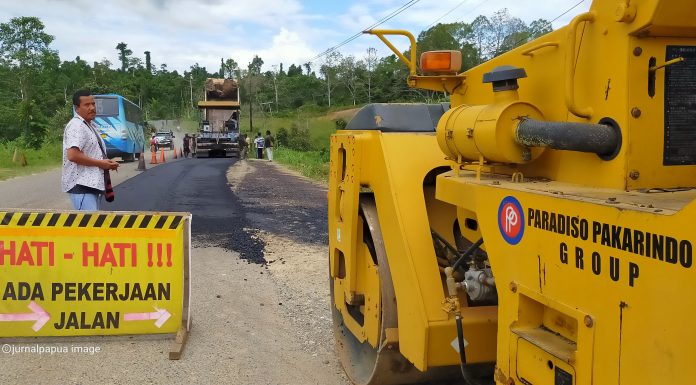 Tak Ingin Warganya Celaka, Bupati Bintuni Minta Jalan Berkerikil di Tanah Merah Diaspal