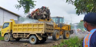 Insan Perhubungan Bersihkan Sampah di Kampung Lama, Dirut Perusda Datang dan Bilang Begini