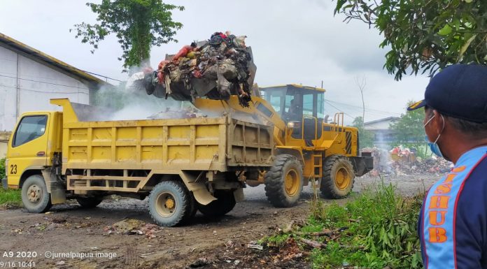 Insan Perhubungan Bersihkan Sampah di Kampung Lama, Dirut Perusda Datang dan Bilang Begini