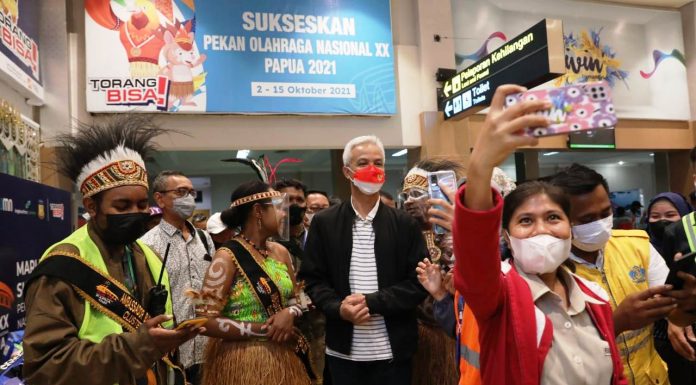 Semangati Atlet Jawa Tengah di PON XX, Ganjar Dielu-elukan Masyarakat Papua
