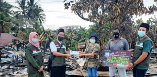NU Care LazisNU Kabupaten Sorong Beri Sumbangan ke Korban Kebakaran Tugu Merah
