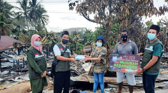 NU Care LazisNU Kabupaten Sorong Beri Sumbangan ke Korban Kebakaran Tugu Merah