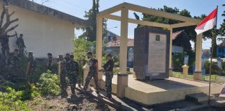 Sambut Hari Pahlawan, Anggota Kodim Manokwari dan FKPPI – GMP Bersihkan Tugu Pepera