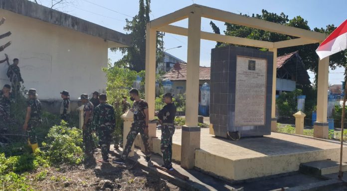 Sambut Hari Pahlawan, Anggota Kodim Manokwari dan FKPPI – GMP Bersihkan Tugu Pepera