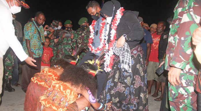Kunjungi Teluk Wondama, Dandim Manokwari dan Ketua Persit Injak Piring Adat