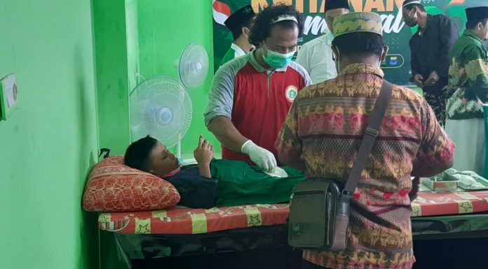 Didanai Uang Koin, Satu Orang Muallaf Ikut Khitanan Massal Gratis di PCNU Kabupaten Sorong