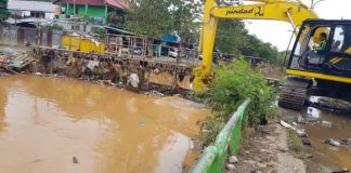 Pascabanjir di Kota Jayapura Warga Lakukan Pembersihan Rumah