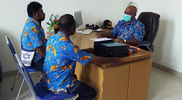 Dikabarkan Nonaktif, Kadis Kominfo Bintuni Masih Tetap Ngantor dan Menjabat
