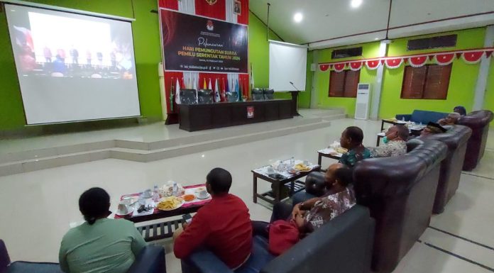 KPUD Bintuni Adakan Nonton Bareng Peluncuran Hari Pemilu, Hanya Tiga Partai Yang Hadir