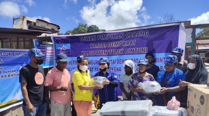 DPC Partai Demokrat Bintuni Jawab Kebutuhan Korban Kebakaran Tahiti