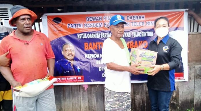 Garnita Partai Nasdem Bintuni Turut Berbagi di Lokasi Kebakaran Tahiti