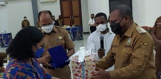 Berat Hati Ditinggal Herman Kayame, Pimpinan dan Staf BPKAD Hadiahkan Batik Bintuni