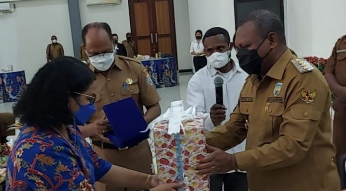 Berat Hati Ditinggal Herman Kayame, Pimpinan dan Staf BPKAD Hadiahkan Batik Bintuni