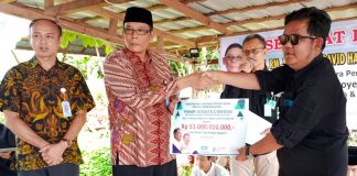 Komut PT Artha Jaya Primaconst Serahkan Jaminan Kredit 150 M untuk Revitalisasi Pasar Wisata