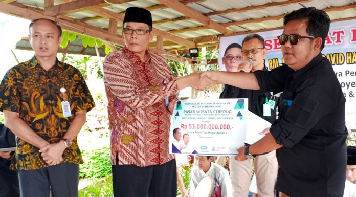 Komut PT Artha Jaya Primaconst Serahkan Jaminan Kredit 150 M untuk Revitalisasi Pasar Wisata