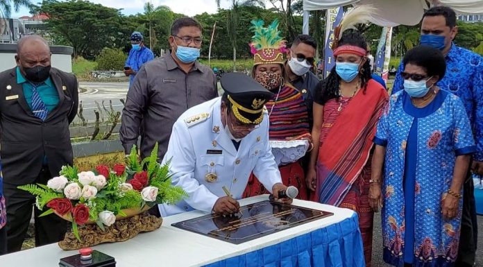 Resmikan Proyek di Bandara DEO Senilai 2,1 Miliar, Walikota Sorong Kesal Gegara Spidol