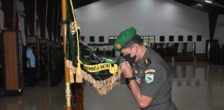 Tongkat Komando Korem 182/JO Digenggam Prajurit Kopassus