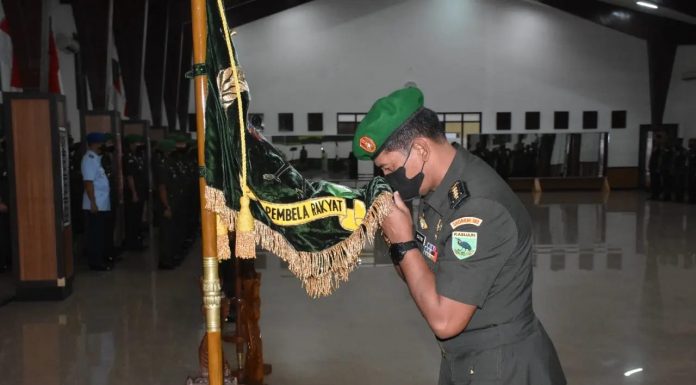 Tongkat Komando Korem 182/JO Digenggam Prajurit Kopassus