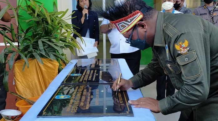 Dibangun Nusa Marga Raya, Gedung Puskesmas Bintuni Diresmikan Bupati