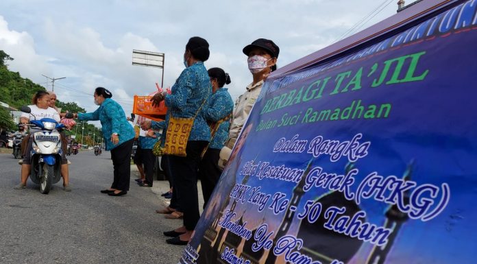 Sambut HKG ke-50, PKK Teluk Bintuni Berbagi Kebahagiaan di Bulan Suci Ramadhan
