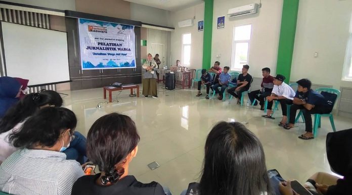 Tangkal Berita Bohong, Pemuda Ikaswara Kota Sorong Gelar Pelatihan Jurnalisme Warga