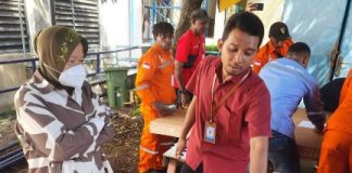 Kemensos Latih Pemuda Papua Membuat Long Boat
