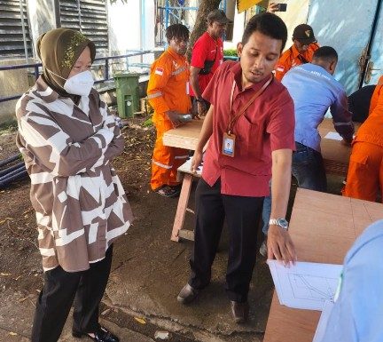 Kemensos Latih Pemuda Papua Membuat Long Boat