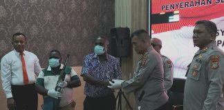 Warga Moskona Kembali Serahkan Peluru Tajam dan Sepucuk Senjata, Kapolda Berikan Penghargaan dan Uang