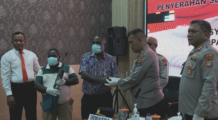 Warga Moskona Kembali Serahkan Peluru Tajam dan Sepucuk Senjata, Kapolda Berikan Penghargaan dan Uang