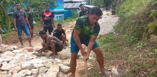 Jalan Fakfak Kota Rusak, Komandan Korem 182/JO Turun Tangan Pecah Batu