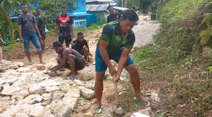 Jalan Fakfak Kota Rusak, Komandan Korem 182/JO Turun Tangan Pecah Batu