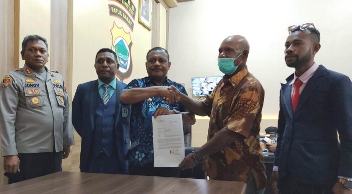 Berseteru dengan Pensiunan Guru, Bupati Teluk Bintuni Pilih Jalan Damai