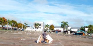 Pemuda Lintas Agama Kabsor Bersihkan Sampah Alas Sholat Idul Adha