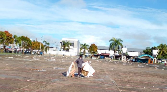 Pemuda Lintas Agama Kabsor Bersihkan Sampah Alas Sholat Idul Adha