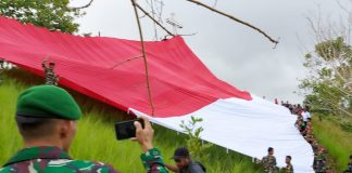 Bendera Merah Putih Ukuran Jumbo Membentang di Gunung Camat, Teluk Bintuni