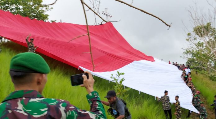 Bendera Merah Putih Ukuran Jumbo Membentang di Gunung Camat, Teluk Bintuni
