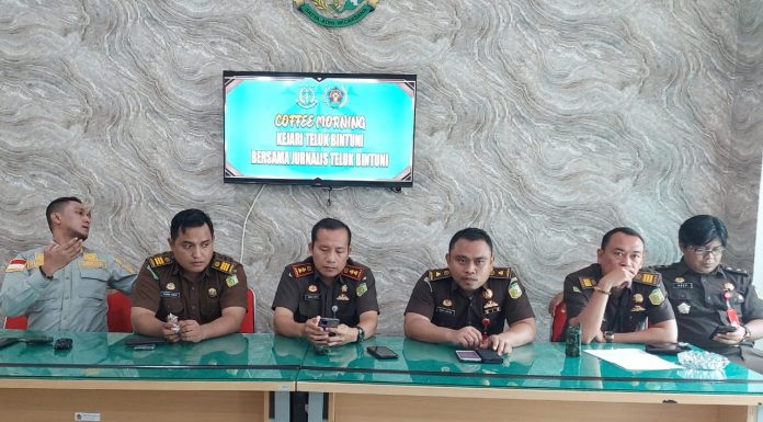 Ajak Ngopi Wartawan, Kepala Kejaksaan Bintuni Ungkap Kasus Korupsi hingga Pencabulan