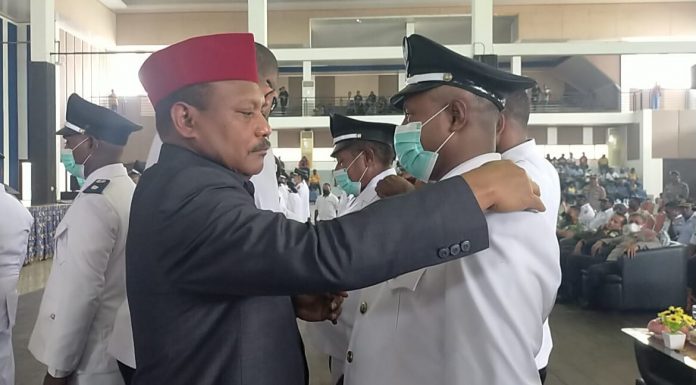 Bupati Petrus Kasihiw: Kepala Kampung Harus Bisa Selesaikan Persoalan di Wilayahnya