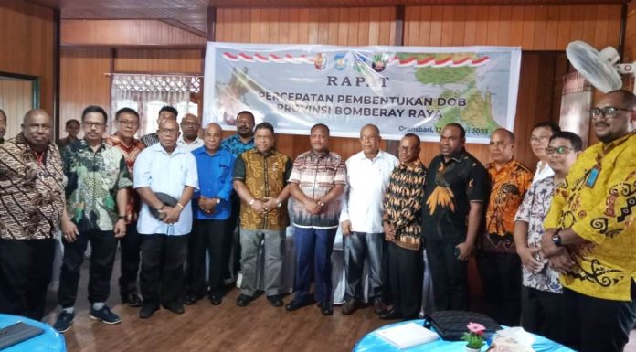 Teluk Bintuni Dilewati, Bupati Petrus Kasihiw Inisiasi Pembentukan DOB Provinsi Bomberay Raya di Oransbari