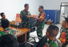 Kepala Sub Garnisun Bogor Distribusikan Alkom HT