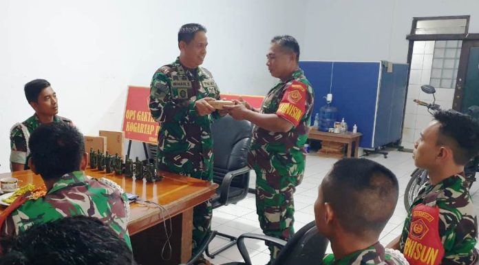 Kepala Sub Garnisun Bogor Distribusikan Alkom HT