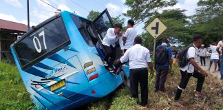 Menyalip Mobil Penumpang, Mobil Dinas Perindagkop Bintuni Tabrak Bus AMB